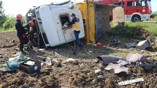 Su kanalına çarpan kamyon devrildi: 1 ölü