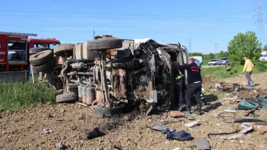 Su kanalına çarpan kamyon devrildi: 1 ölü