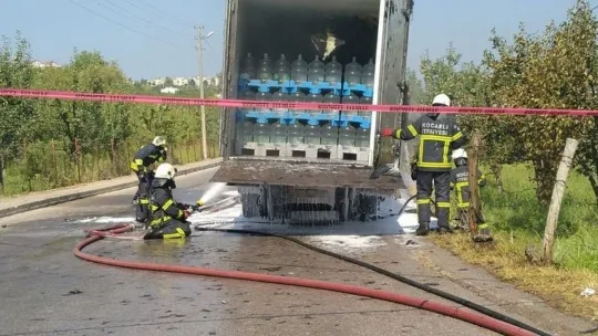 Su taşıyan kamyonda çıkan yangın korkuttu