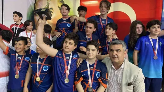 Sualtı hokeyinde olaylı madalya töreni