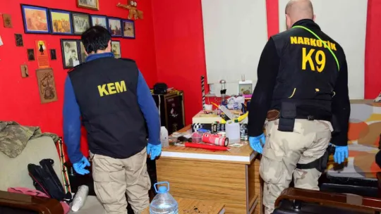 Uyuşturucular bebek pusetinden çıktı