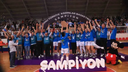 Süper Lig'e yükselen İzmit Belediyespor kupasını kaldırdı