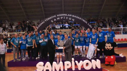 Süper Lig'e yükselen İzmit Belediyespor kupasını kaldırdı