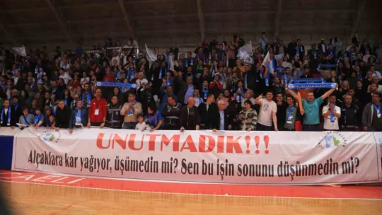 Süper Lig'e yükselen İzmit Belediyespor kupasını kaldırdı