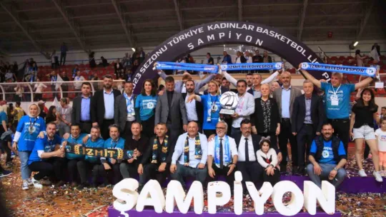 Süper Lig'e yükselen İzmit Belediyespor kupasını kaldırdı