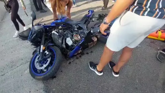 Sürat motoruyla hız faciayla bitti, metrelerce sürüklenen kızın kolu kopma noktasına geldi