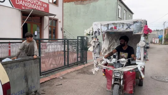 Suriyeli sanılmaktan korktu, motosikletine yazdı: Artık önümü kesmiyorlar