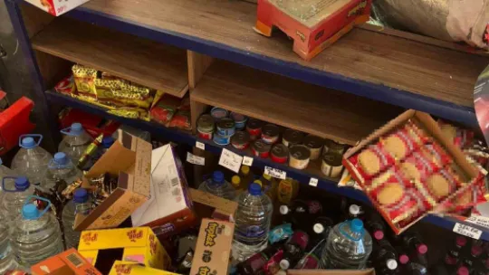 Otomobil yayaya ve marketin duvarına çarptı