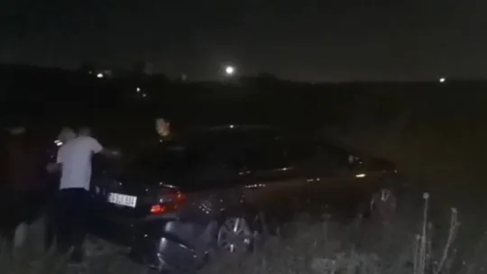 Kocaeli'de otomobil araziye uçtu: 2 yaralı