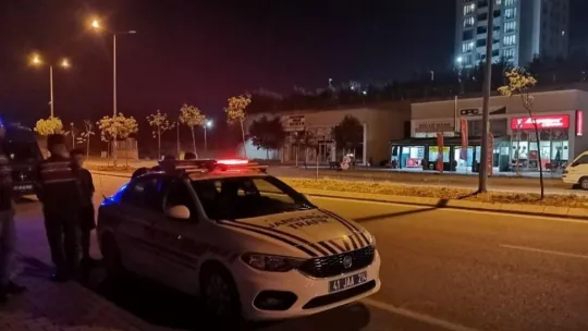 Kocaeli'de otomobil araziye uçtu: 2 yaralı