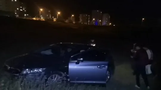 Kocaeli'de otomobil araziye uçtu: 2 yaralı