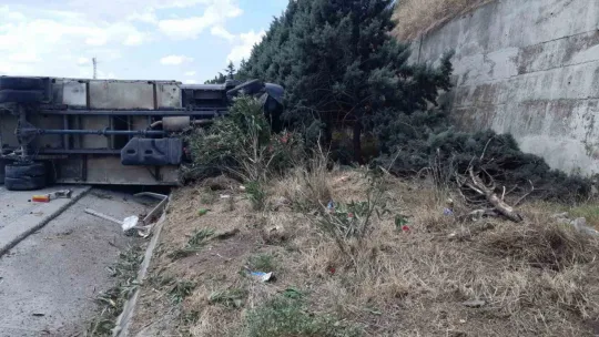 Sürücüsünün uyuduğu iddia edilen kamyon devrildi