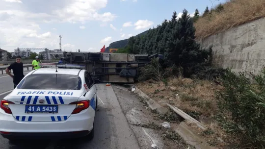 Sürücüsünün uyuduğu iddia edilen kamyon devrildi