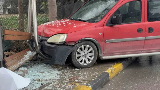 Sürücüsüz hareket eden araç durağa çarptı