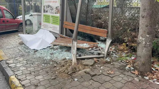 Sürücüsüz hareket eden araç durağa çarptı