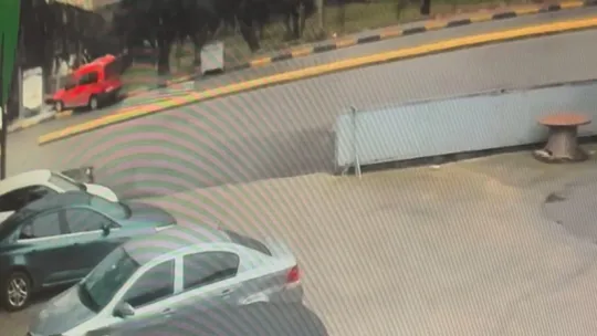 Sürücüsüz hareket eden araç durağa çarptı