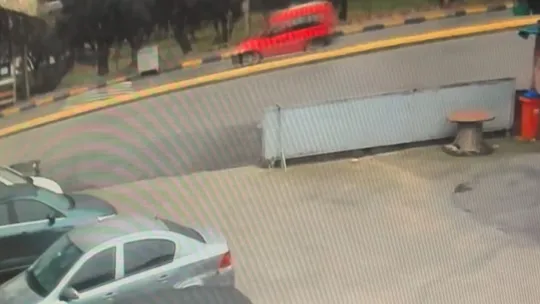 Sürücüsüz hareket eden araç durağa çarptı