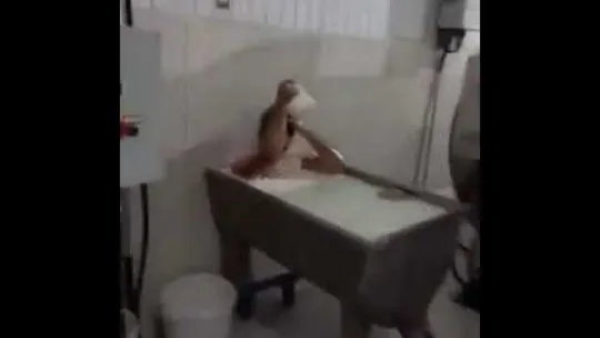 Süt kazanında banyo yaptı Türkiye'de kıyamet koptu!