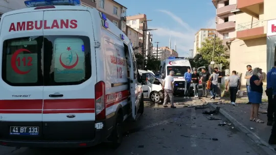 Çarpıştığı hafif ticari aracın üstünden atladı
