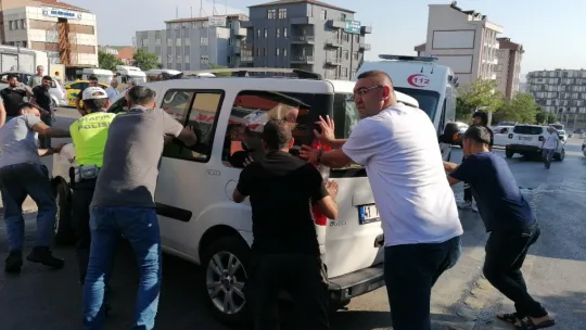 Çarpıştığı hafif ticari aracın üstünden atladı
