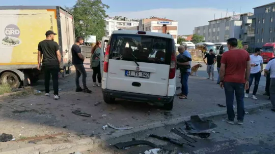 Çarpıştığı hafif ticari aracın üstünden atladı