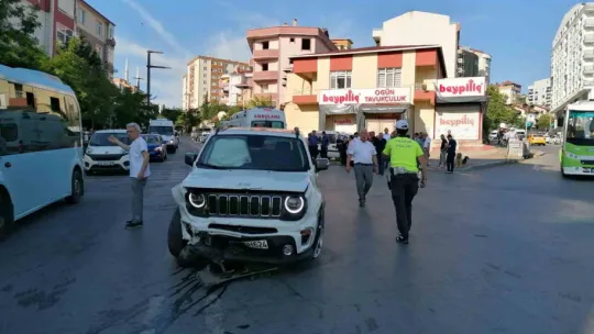 Çarpıştığı hafif ticari aracın üstünden atladı