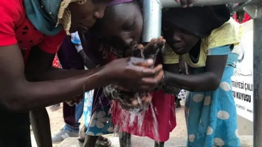 Suyu gören Afrikalı çocuklar sevinç çığlıkları attı