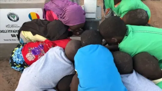 Suyu gören Afrikalı çocuklar sevinç çığlıkları attı