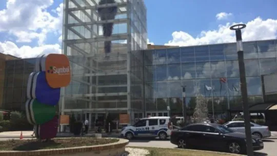 Symbol AVM'de iskeleden düşen işçi yaralandı!