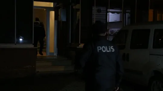 Tabancasını temizlemek isterken annesini vurdu