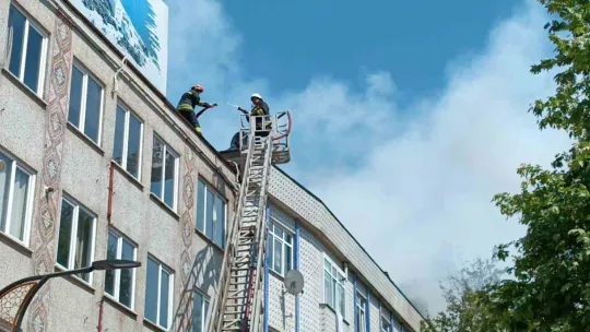 Tadilat yapılan çatı alevlere teslim oldu