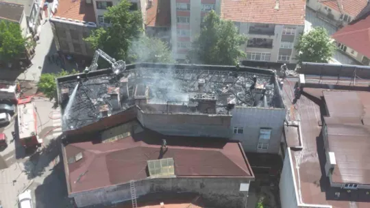 Tadilat yapılan çatı alevlere teslim oldu