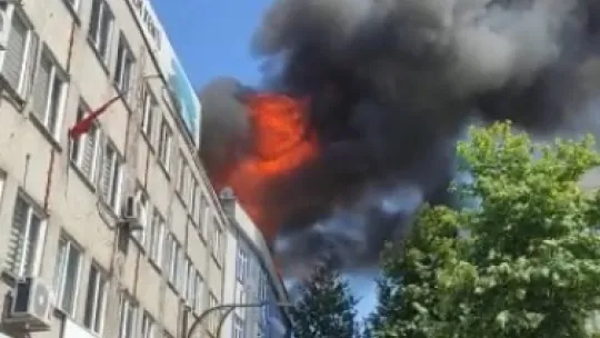 Tadilat yapılan çatı alevlere teslim oldu