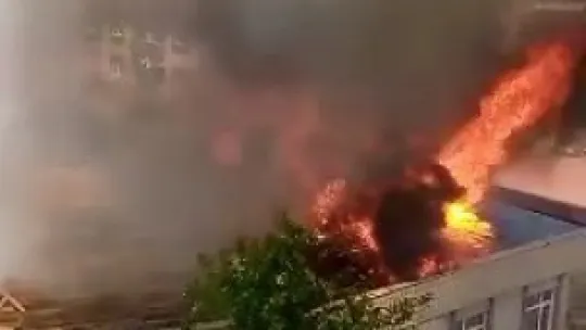 Tadilat yapılan çatı alevlere teslim oldu