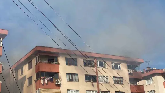 Tadilat yapılan çatı alevlere teslim oldu
