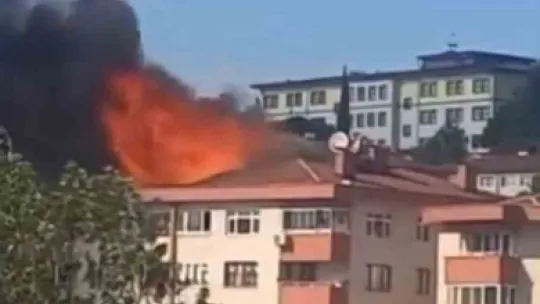 Tadilat yapılan çatı alevlere teslim oldu