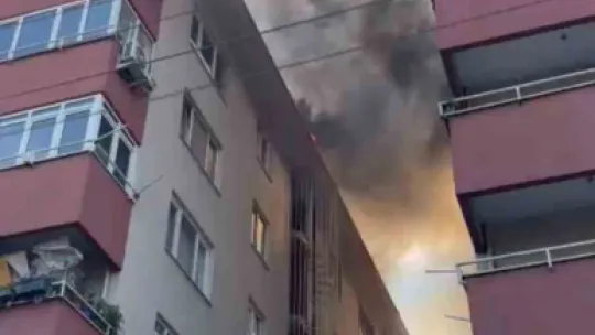 Tadilat yapılan çatı alevlere teslim oldu