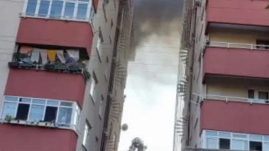 Tadilat yapılan çatı alevlere teslim oldu
