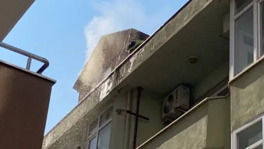 Tadilatı yapılan çatı alevlere teslim oldu!
