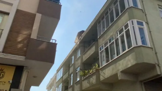 Tadilatı yapılan çatı alevlere teslim oldu!