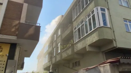 Tadilatı yapılan çatı alevlere teslim oldu!