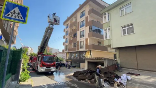 Tadilatı yapılan çatı alevlere teslim oldu!