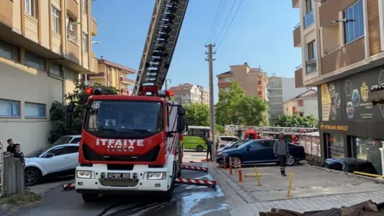 Tadilatı yapılan çatı alevlere teslim oldu!