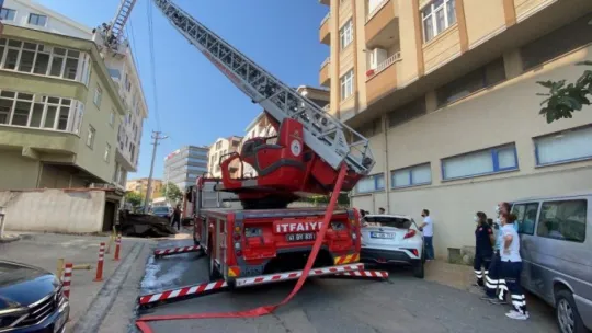Tadilatı yapılan çatı alevlere teslim oldu!