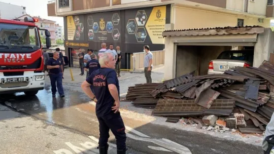 Tadilatı yapılan çatı alevlere teslim oldu!