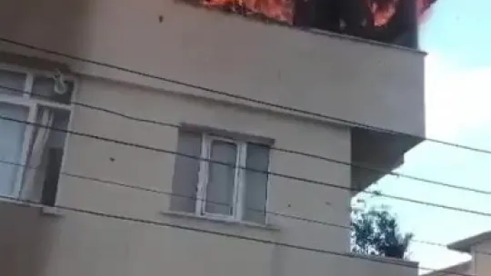 Tadilatı yapılan çatı alevlere teslim oldu