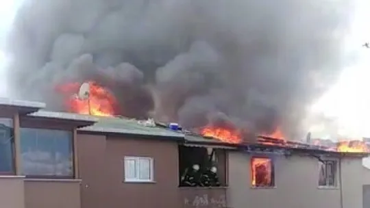 Tadilatı yapılan çatı alevlere teslim oldu