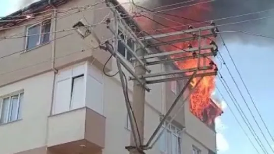 Tadilatı yapılan çatı alevlere teslim oldu