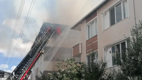 Tadilatı yapılan çatı alevlere teslim oldu