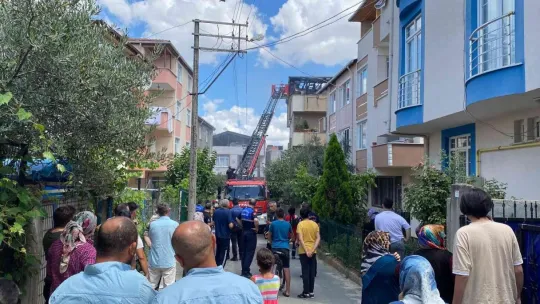 Tadilatı yapılan çatı alevlere teslim oldu
